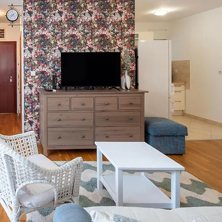 Modern Living - Sapphire - Private Parking Apartament Novi Sad